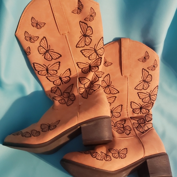 Boots - Picture 3 of 4